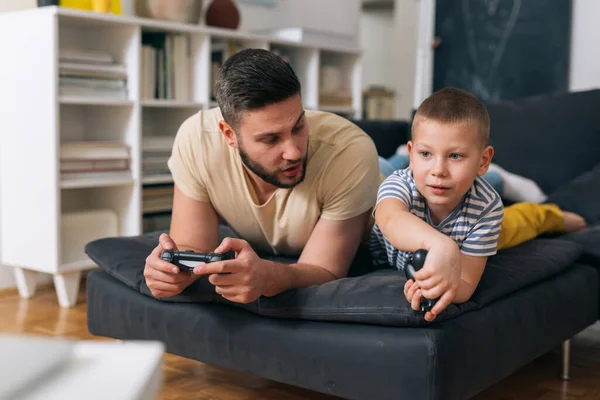 Padre Hijo Jugando Videojuegos Con Controladores Casa — Foto de Stock