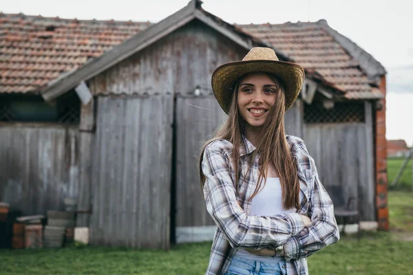 Kvinnlig Ranchägare Står Framför Ladan — Stockfoto