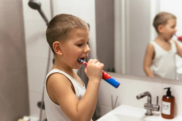 Liten Pojke Borsta Tänderna Med Elektrisk Tandborste — Stockfoto