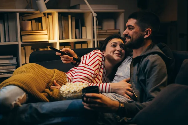Çiftler Evde Eğleniyor Televizyon Izliyorlar — Stok fotoğraf