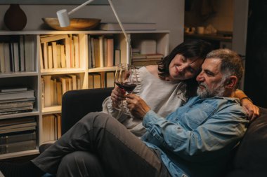 Olgun çift yıldönümünü evde kutluyor