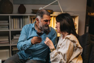 Olgun çift yıldönümünü evde kutluyor