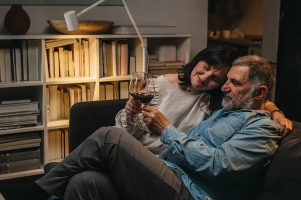 Olgun çift yıldönümünü evde kutluyor