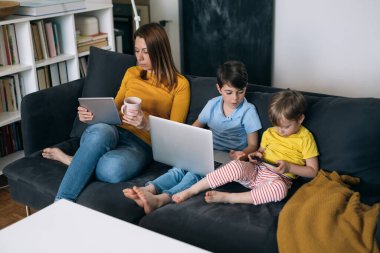 dijital aygıtlar kullanan asosyal aile