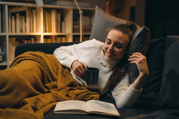 Mujer Sentada Sofá Casa Leyendo Libro Ambiente Nocturno Malhumorado — Foto de Stock