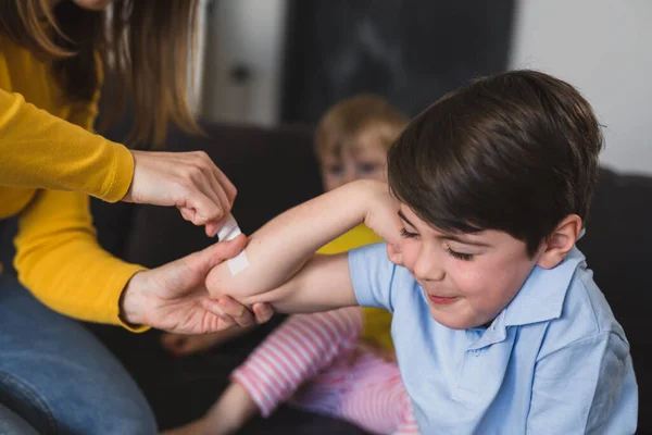 Mãe Colocando Bandagem Seus Filhos Cotovelo — Fotografia de Stock