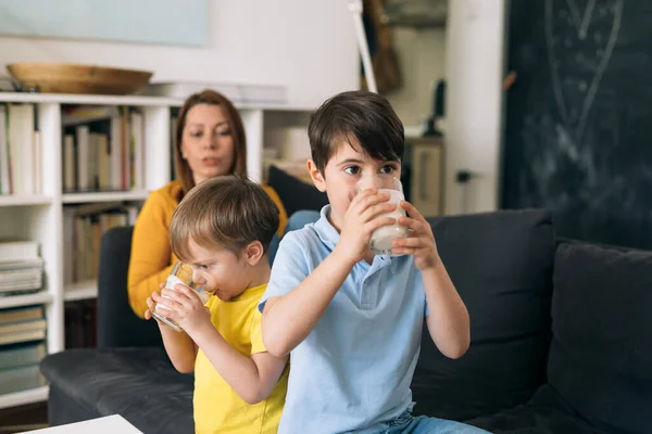 Jungen Trinken Hause Milch — Stockfoto