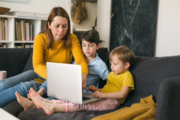 Mãe Filhos Usando Computador Portátil — Fotografia de Stock