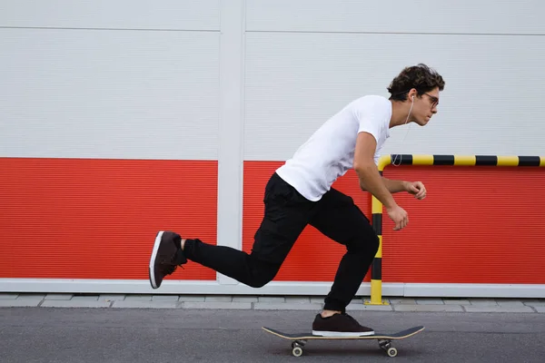 Jeune Homme Conduisant Skateboard Extérieur Contre Mur Rouge Blanc Dans — Photo