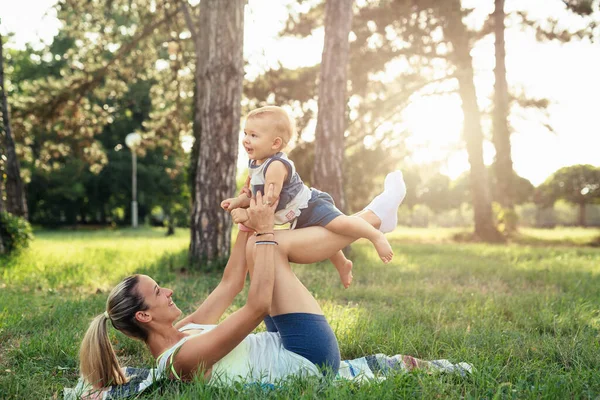 Ung Mamma Fysiska Övningar Med Sin Pojke Utomhus Offentlig Park — Stockfoto