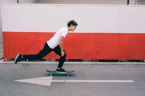 Homme Skateboard Dans Concept Pointe Enfreindre Les Règles Débarrasser Dans — Photo