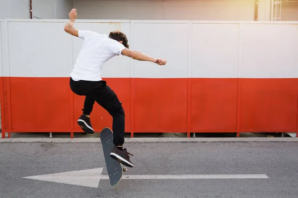 Skateboarder Hace Trucos Aire Libre —  Fotos de Stock