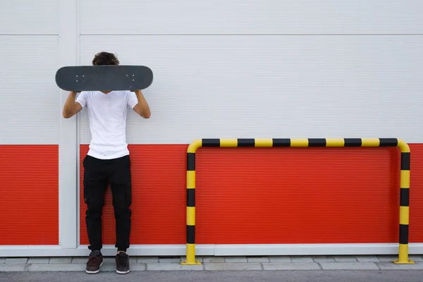 Skateboarder Posando Contra Pared Roja Blanca —  Fotos de Stock