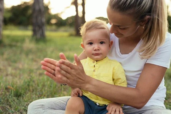 Mamma Och Hennes Son Utomhus — Stockfoto