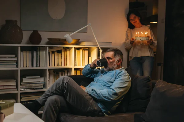 Erwachsenes Paar Feiert Jubiläum Hause — Stockfoto