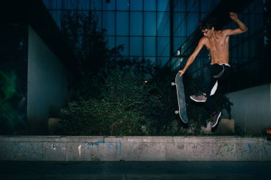 Kaykaycı dışarıda numaralar yapar. gece sahnesi