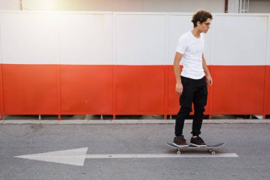 Kaykay süren bir adam. Acele konsepti. Kuralları çiğne. Karşıt yönde yükleniyor