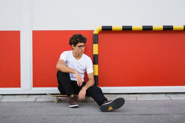 Jeune Homme Posant Avec Son Skateboard — Photo