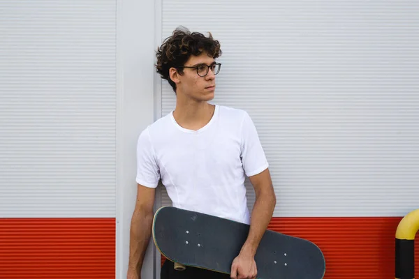 Ung Man Poserar Med Sin Skateboard — Stockfoto