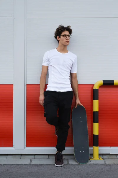 Jeune Homme Posant Avec Son Skateboard — Photo