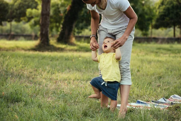 Мать Маленький Мальчик Играют Открытом Воздухе Общественном Парке Учиться Ходить — стоковое фото