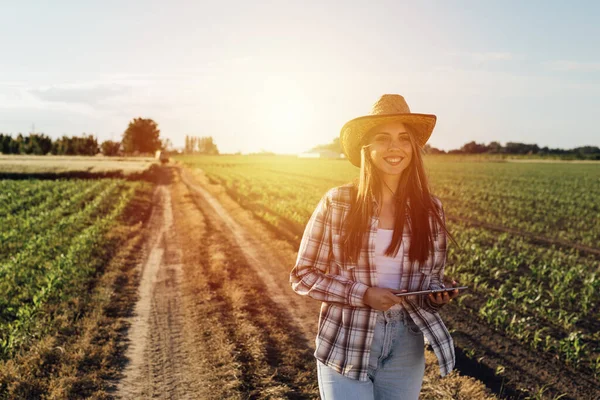 Kvinna Bonde Promenader Utomhus Fält — Stockfoto