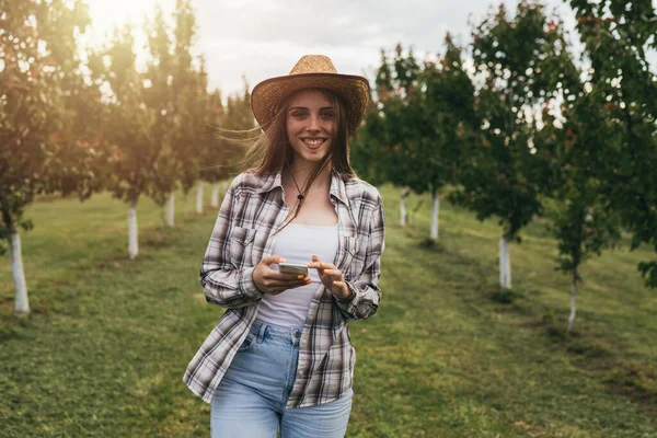 Kvinna Jordbrukare Som Använder Smartphone Fruktträdgård — Stockfoto