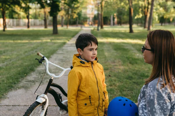 Kleiner Junge Bereitet Sich Auf Radfahren Freien Vor — Stockfoto