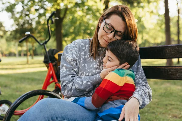 Mor Kramar Sitt Barn Utomhus Allmän Park — Stockfoto