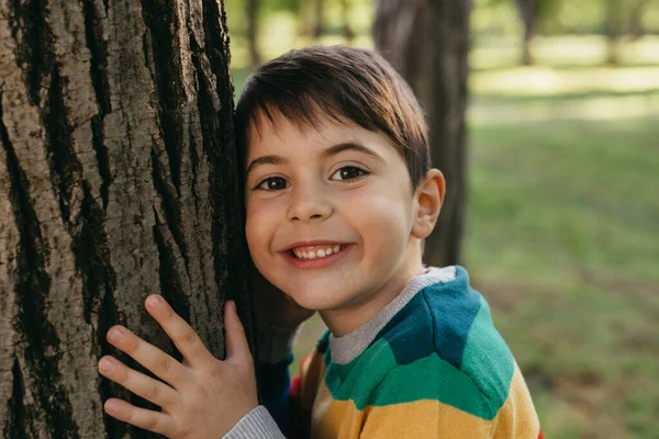 Cute Little Boy Leaned Tree Public Park — Stock Photo, Image