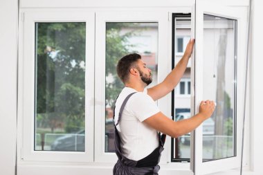 içerideki pvc pencereleri tamir eden işçiler