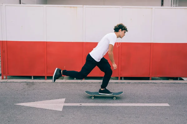 Homme Skateboard Dans Concept Pointe Enfreindre Les Règles Débarrasser Dans — Photo