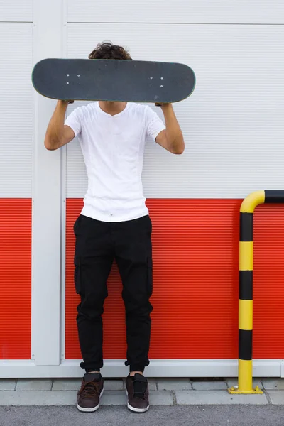 Skateboarder Posando Contra Pared Roja Blanca —  Fotos de Stock