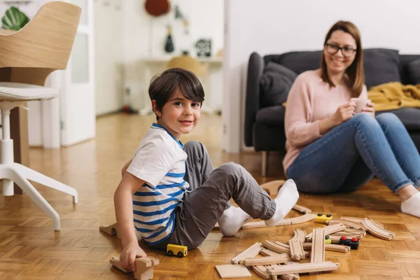 Mutter Und Kind Spielen Hause Mit Holzeisenbahnspielzeug — Stockfoto