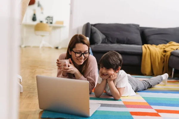 Mutter Und Kind Auf Dem Boden Liegend Und Mit Laptop — Stockfoto