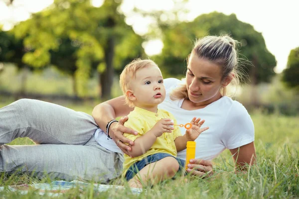 Mor Och Hennes Lilla Pojke Utomhus Parken — Stockfoto