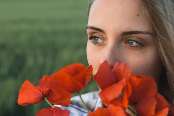 Крупным Планом Женщина Голубыми Глазами Держащая Красные Цветы Пончо — стоковое фото
