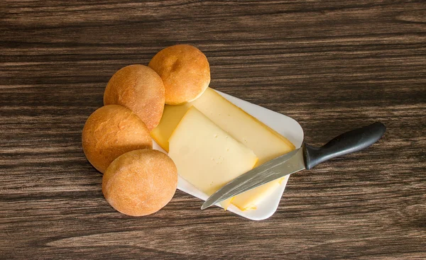 Peynir, ekmek rulo ve bıçak 