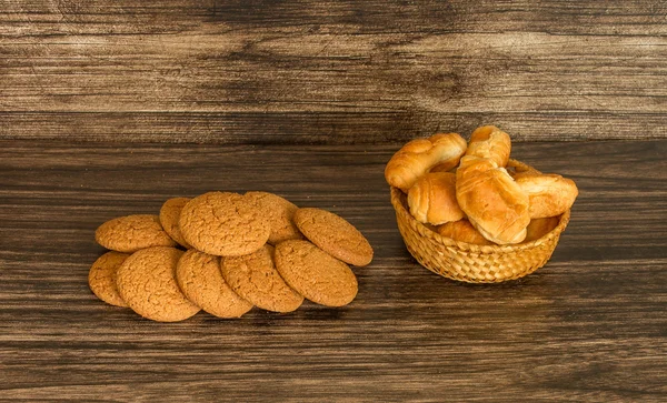 Biscoitos e croissants — Fotografia de Stock