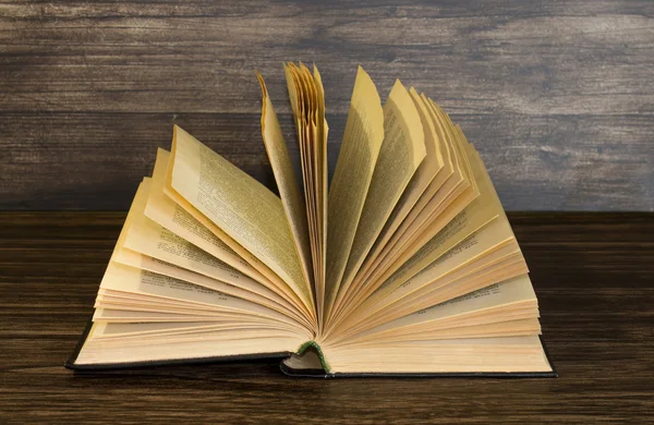 Ahşap arka plan üzerinde gevşek maçlar