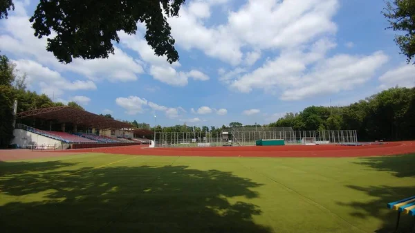 Mavi Gökyüzüne Karşı Futbol Stadyumu — Stok fotoğraf