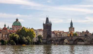 Prag 'ın sonbahar manzarası ve mimarisi