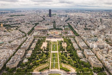 Paris 'in yaz manzarası ve mimarisi