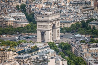 Paris 'in yaz manzarası ve mimarisi