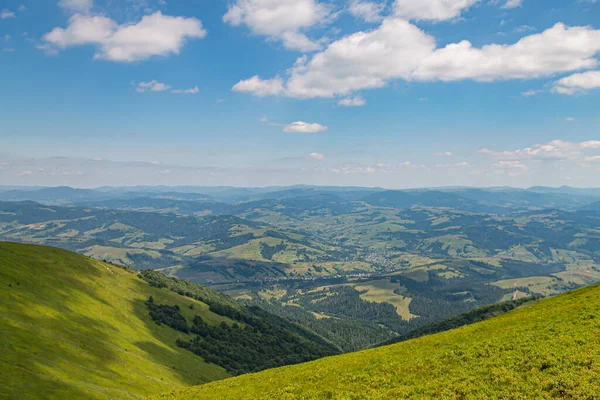 Yazın Karpatlar 'da dağ manzarası, Ukrayna