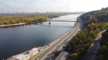Yazın Kiev 'deki Dinyeper Nehri manzarası