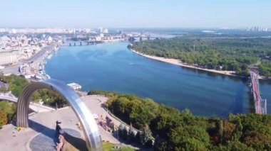 Yazın Kiev 'deki Dinyeper Nehri manzarası