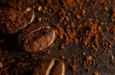 Birkaç kahve çekirdeği ve kahve tozu dizaynı için koyu arkaplan