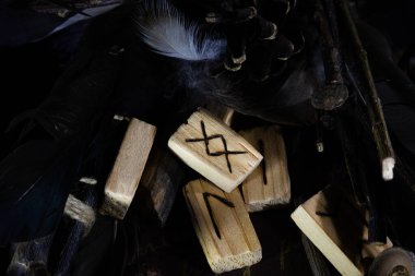 Merkezde yer alan Inguz mührünün yakın çekimi. Yeni bir başlangıcın sembolü.