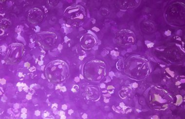 Soyut yansımalar çizmek, mor arkaplan dokusuna su damlaları çizmek